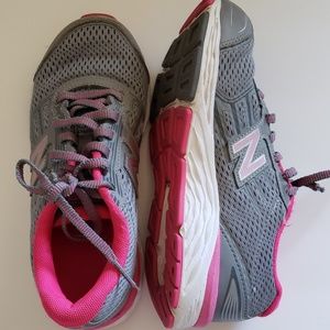 New Balance Girls Sz 2 Gym Shoes 680 Grey/Pink